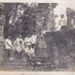 Tim_Riset_dan_Panitia_berfoto_di_depan_pintu_gerbang_makam_sunan_giri._Tampak_dua_patung_naga_yang_berada_di_depan_pintu_gerbang1-1024×652