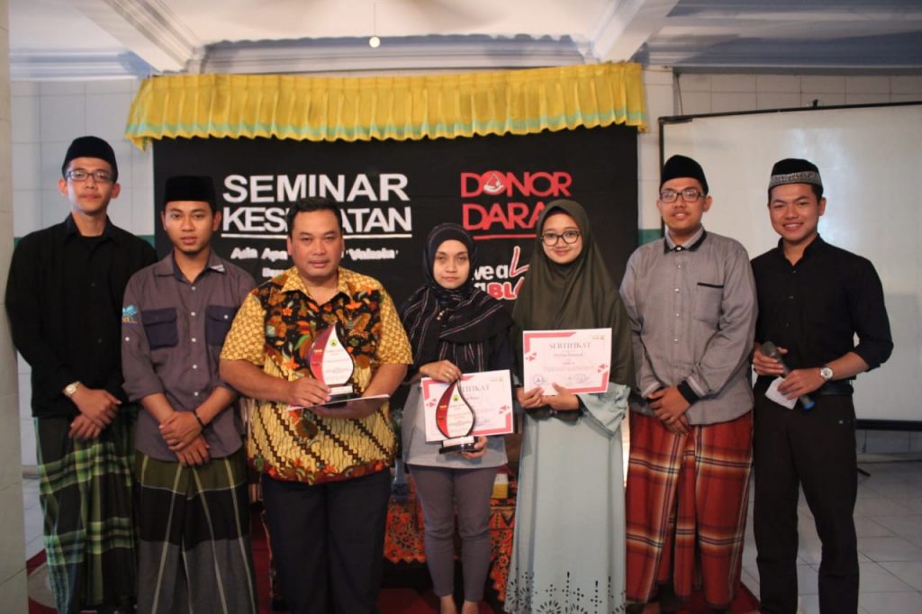 Foto Bersama dr. Agung Kurniawan, PMI Kota Malang dan Segenap Panitia